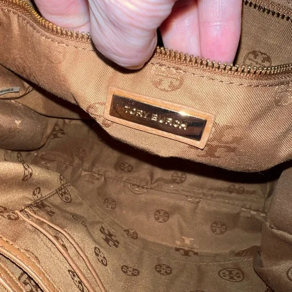 Tory Burch ivy hobo bag made out of pebble leather - Picture 5 of 6